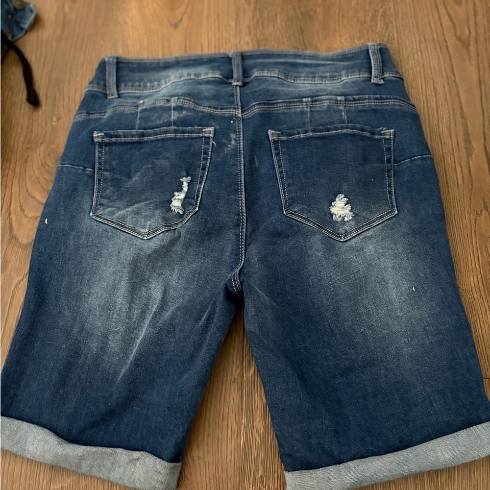 Stylish Distressed Denim Bermuda Shorts - Picture 2 of 4
